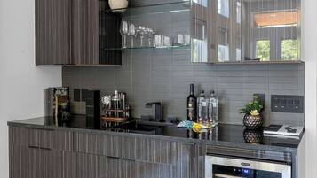 Coffee/tea maker, fridge, microwave, oven