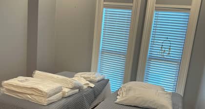 Charming 3-bedroom townhome with WiFi, AC in Little Rock