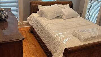 3 bedrooms, desk, WiFi, bed sheets