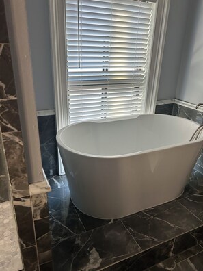 Serviettes fournies, savon, papier de toilette