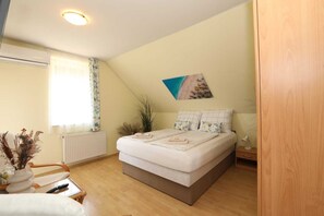 1 chambre, fer et planche à repasser, lit de bébé portatif