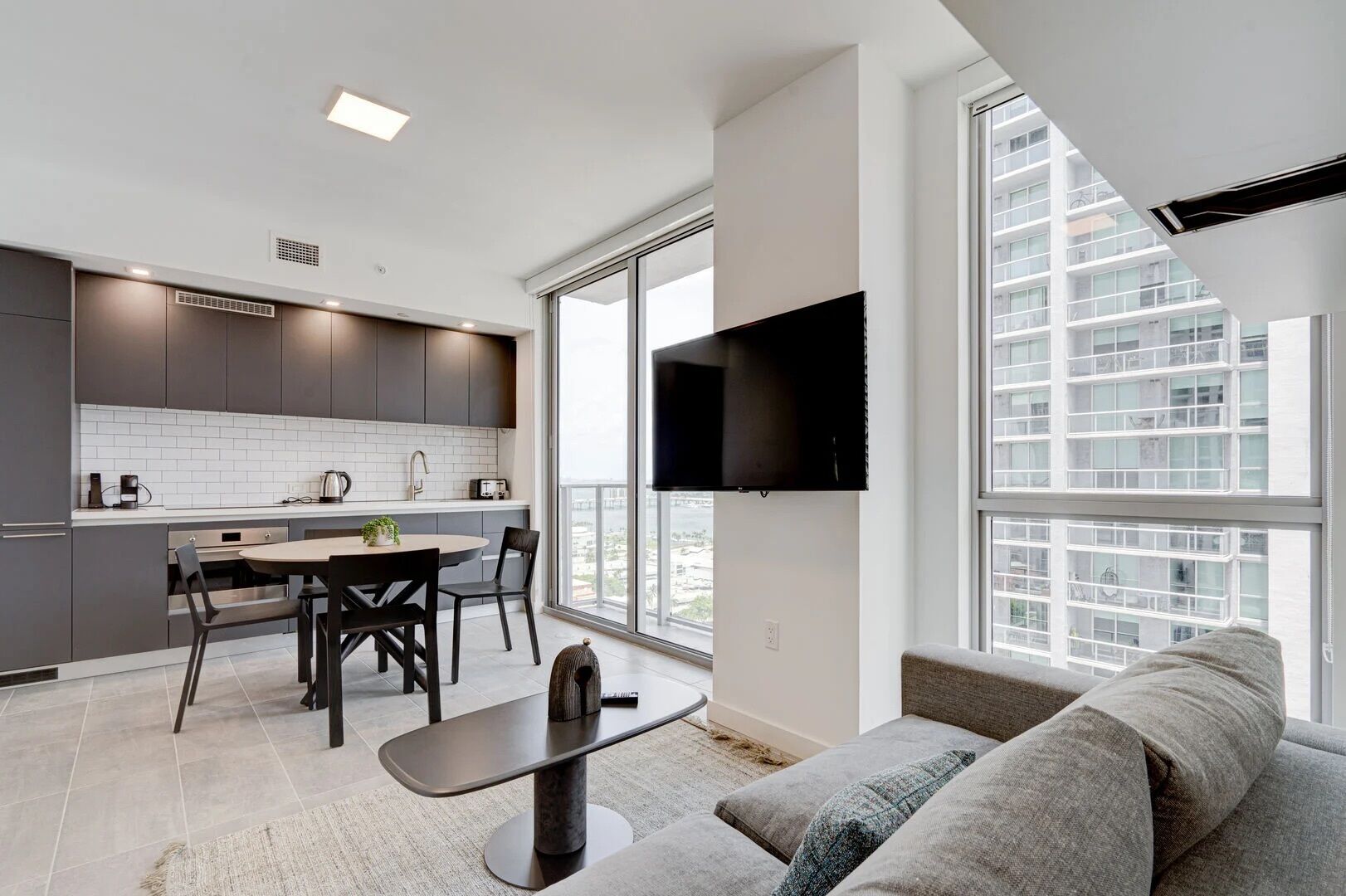 Modern Private Condo Downtown - Gym, Pool, Bayview