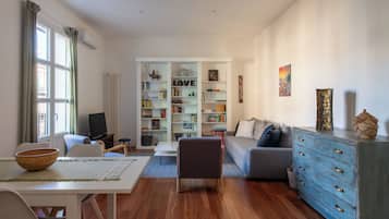 Apartamento, sacada | Sala de estar | TV 35 polegadas com canais digitais