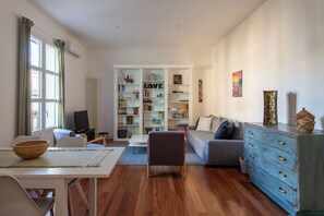 Departamento, balcón | Sala de estar | Televisión de 35 pulgadas con canales digitales 
