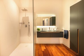 Departamento, balcón | Baño | Regadera, secadora de cabello, bidet, toallas 
