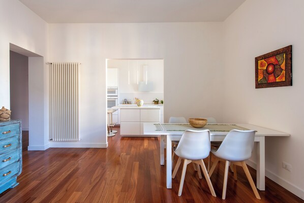 Apartment, Balcony | In-room dining