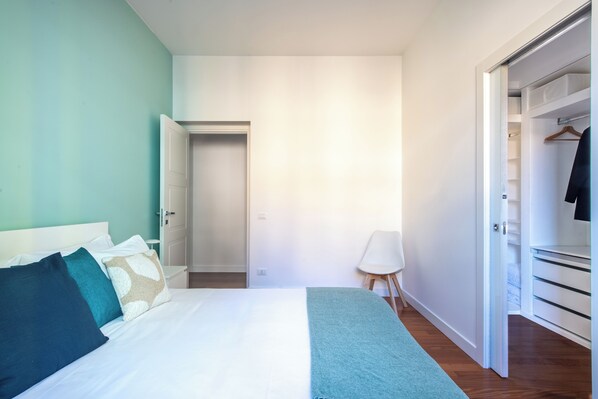 Departamento, balcón | 2 habitaciones y espacio para trabajar con laptop