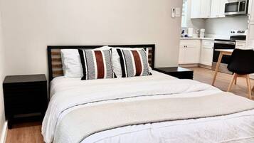 1 bedroom, desk, WiFi