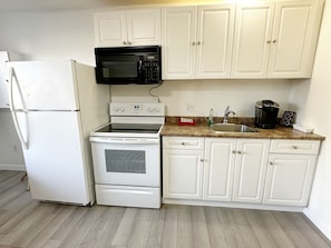 Senior Suite | Private kitchen | Fridge, microwave, coffee/tea maker, freezer - Duncan Motel (Duncan)