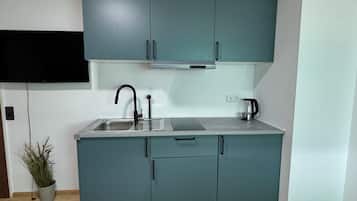 Refrigerador, horno, placa de cocina, cafetera/tetera