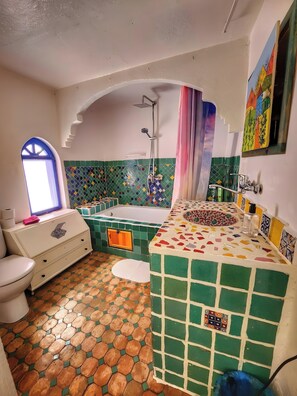 Douche, baignoire Ă jets, sĂšche-cheveux, bidet