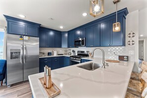 Fridge, microwave, oven, stovetop - New Construction - Walk to Beach - King Size Bed (Wildwood)