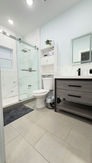 Haartrockner, Handtücher, Seife, Shampoo