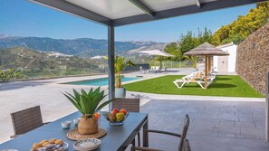 Outdoor dining - Villa Charo Sayalonga by Ruralidays (Málaga)