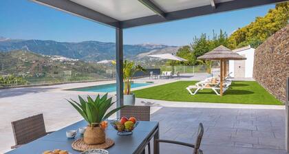 Villa Charo Sayalonga by Ruralidays