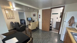 1 bedroom, WiFi (free), bed sheets - Stay at this Port Clinton guest unit w/boat/trailer parking & plug in, AC, WiFi! (Port Clinton)