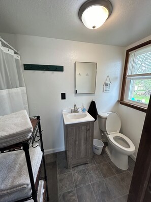 Dusj, håndklær, såpe og toalettpapir