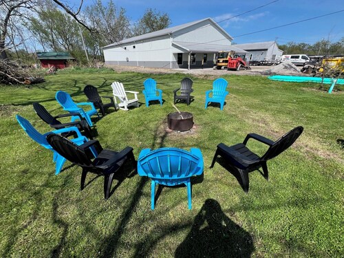 Stay at this Port Clinton guest unit w/boat/trailer parking & plug in, AC, WiFi!