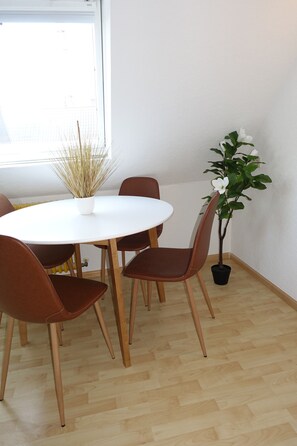 Dining - Moments apartment - 2 min to the E-Park (Rust)
