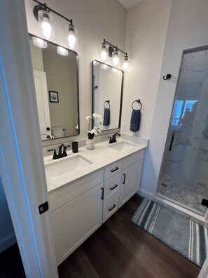 Ducha, secador de pelo, toallas y jabón