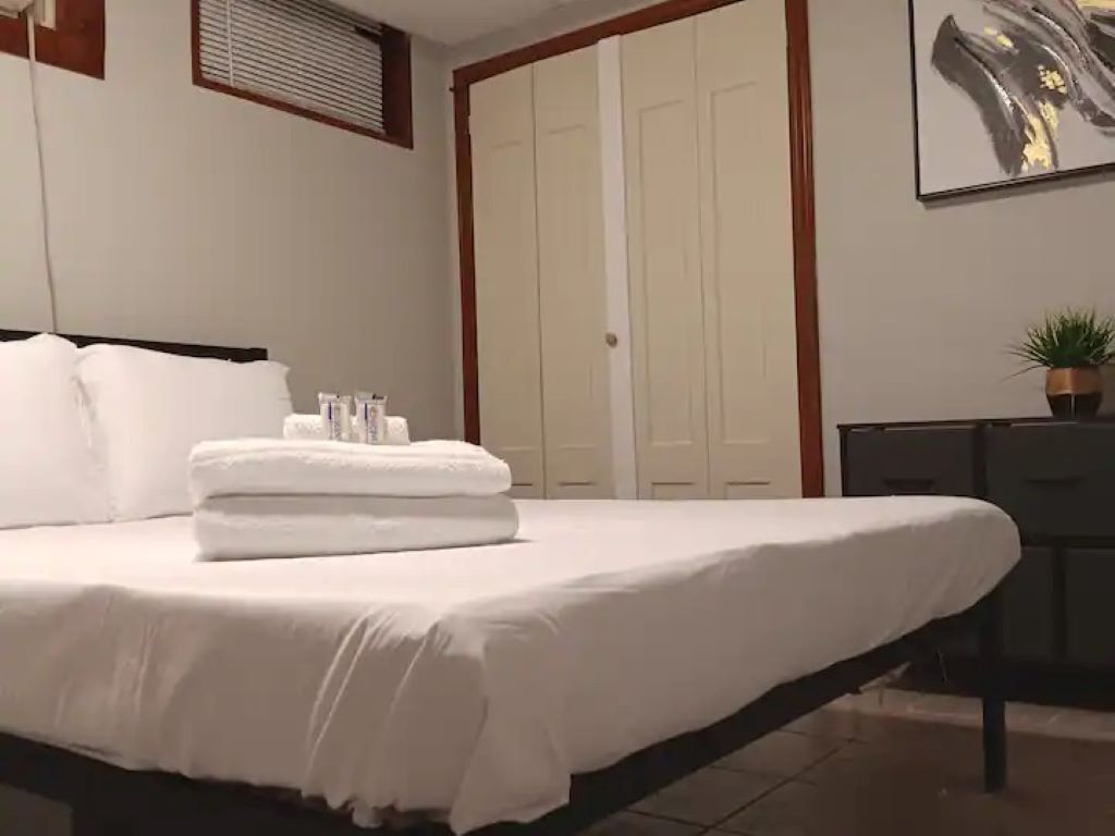 1 slaapkamer, een strijkplank/strijkijzer, wifi, beddengoed