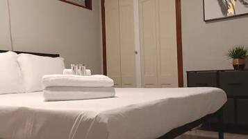 1 dormitorio, tabla de planchar con plancha, wifi y ropa de cama