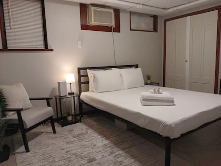 1 室のベッドルーム、アイロン / アイロン台、WiFi、ベッドシーツ. The Cellar-Suite at Silver LakeNEW 1-Bed APT