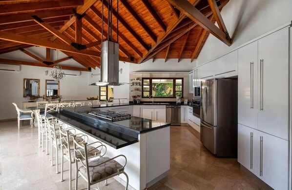 Fridge, microwave, oven, stovetop - Spacious 6-bedroom house in lovely Noord, near the best beaches and hotel areas (Noord)