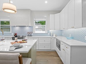 Køleskab, mikrobølgeovn, ovn, kogeplade