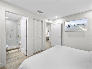 4 slaapkamers, een strijkplank/strijkijzer, reisbedje, gratis wifi