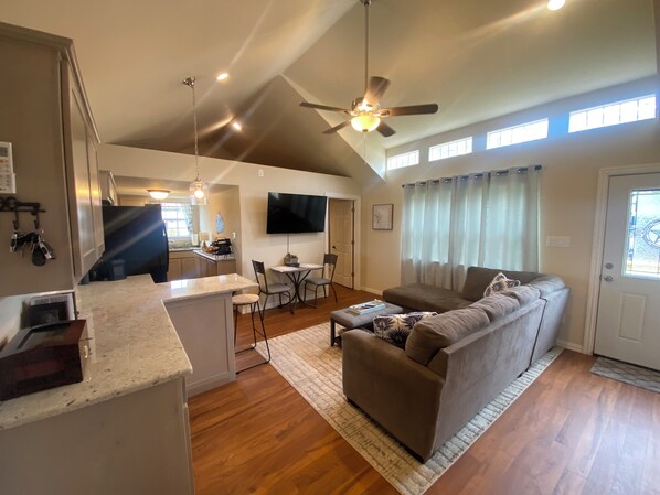 Téléviseur connecté, foyer, lecteur de DVD, livres