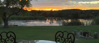 Lakefront Cottage Oasis