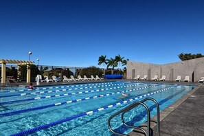 Utendørsbasseng og et oppvarmet basseng