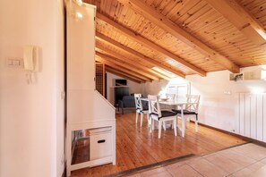 Apartamento, vista para o lago | Área de estar | TV 32 polegadas com canais digitais