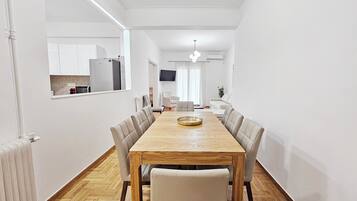 Superior Apartment, City View | In-room dining