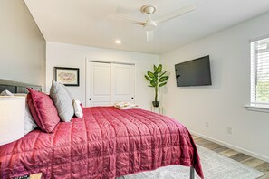 2 bedrooms, desk, iron/ironing board, internet