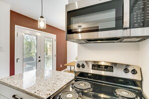 Interior - Convenient Bryan Townhome w/ Patio < 3 Mi to A&M! (Bryan)