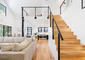 Télévision, cheminée, baby-foot