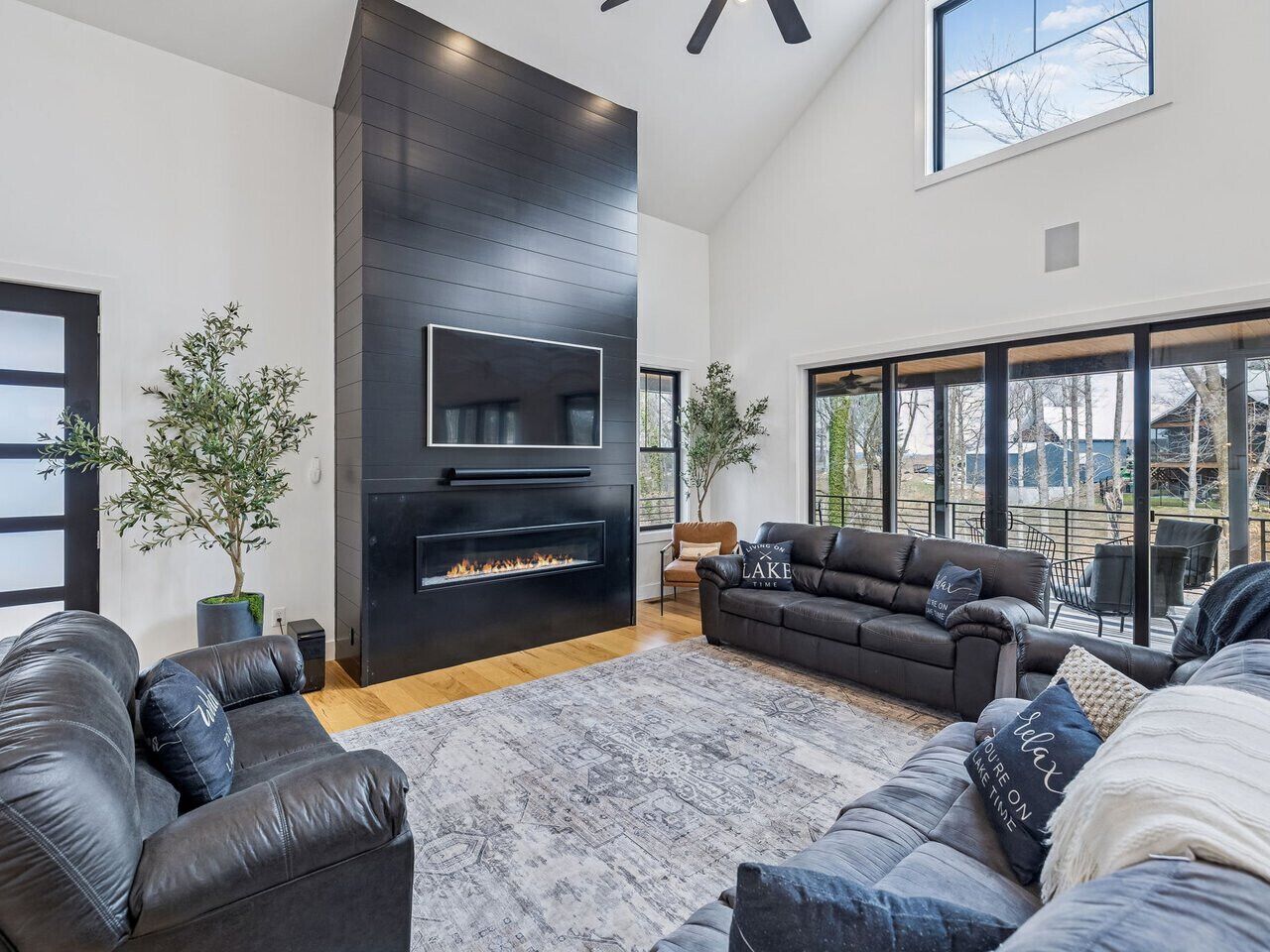 电视、壁炉、桌上足球