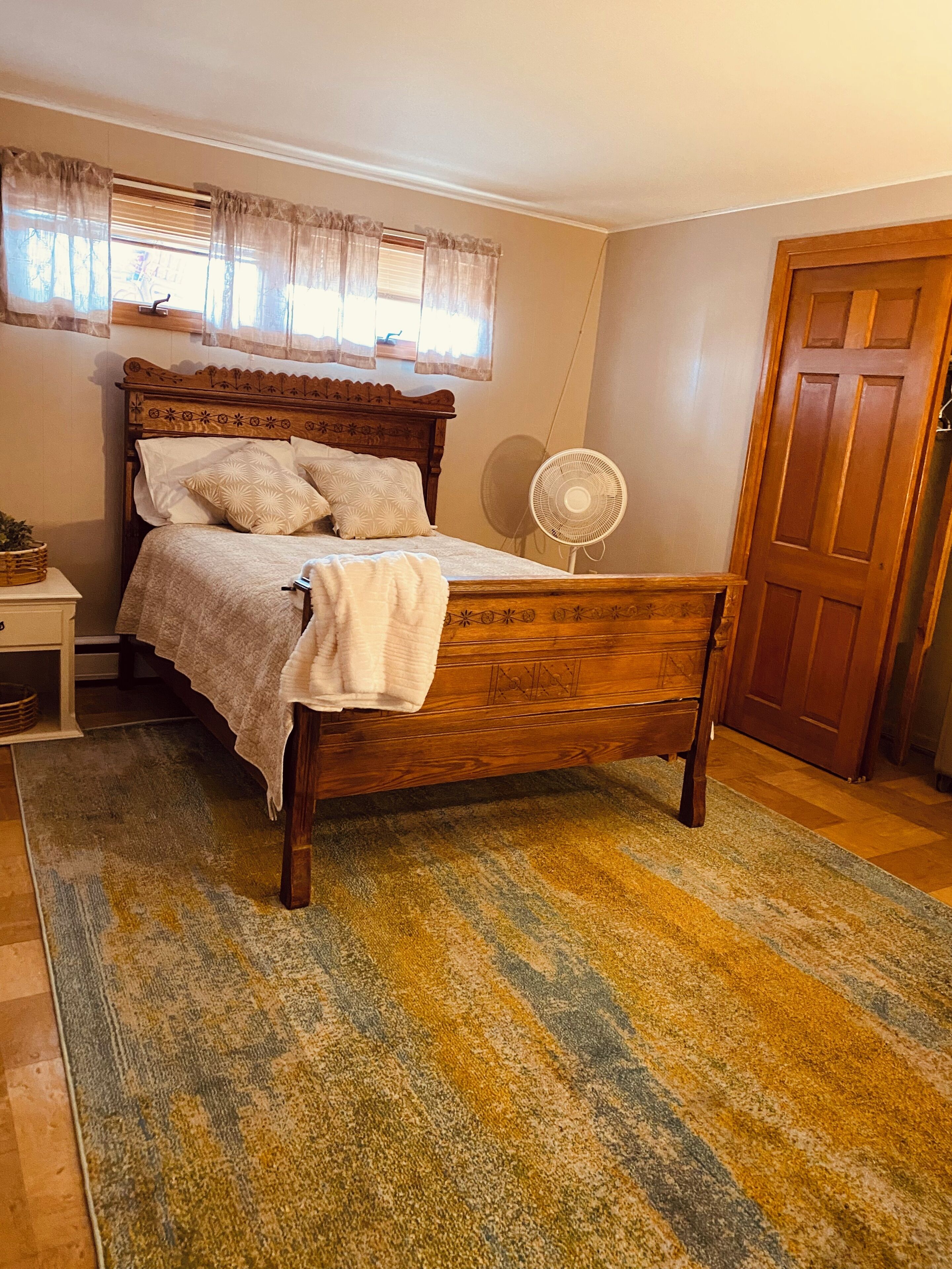 5 bedrooms, iron/ironing board, WiFi, bed sheets