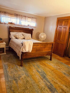 5 bedrooms, iron/ironing board, WiFi, bed sheets