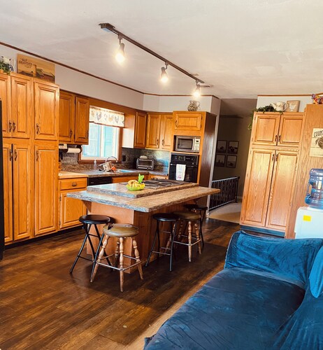 Private relaxing 5-bedroom farmhouse in Gansevoort with AC, WiFi