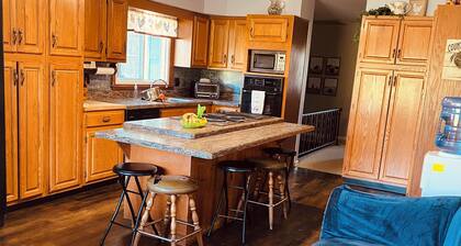 Private relaxing 5-bedroom farmhouse in Gansevoort with AC, WiFi