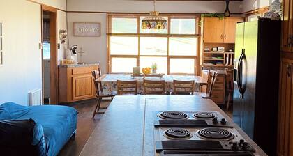 Private relaxing 5-bedroom farmhouse in Gansevoort with AC, WiFi