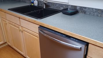 Micro-ondes, four, plaque de cuisson, lave-vaisselle