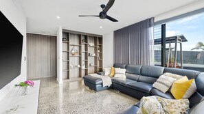 TV, caminetto, libri