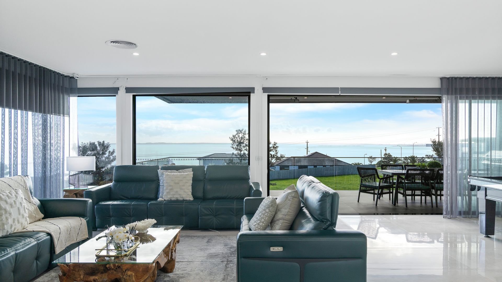 Fernseher, Kamin, Bücher