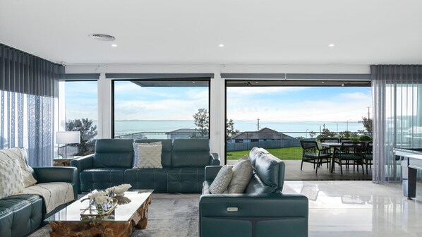 TV, caminetto, libri