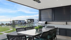 Outdoor dining - Kings View in San Remo (San Remo)