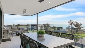 Outdoor dining - Kings View in San Remo (San Remo)
